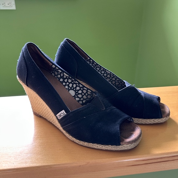 TOMS Black Peep-Toe Wedges - Picture 1 of 10
